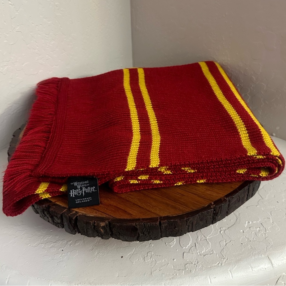Universal Studios Orlando The Wizarding World of Harry Potter Gryffindor Scarf